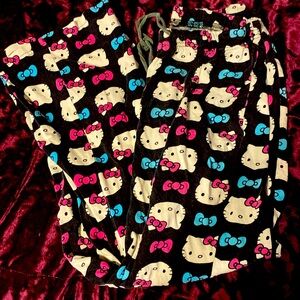 Hello kitty pijama print pants.